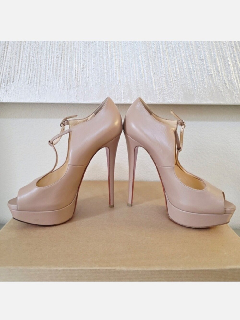 Christian Louboutin Nude T-Strap Peep-Toe Heels EU39 US8 - Picture 2 of 11